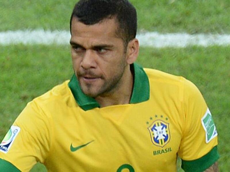 4ـ البرازيلي داني ألفيش: انتقل من إشبيلية إلى برشلونة مقابل 30 مليون يورو. يعد من أفضل لاعبي الظهير في العالم، حصد العديد من البطولات منذ قدومه إلى البارسا عام 2008، يستعد لخوض مغامرة المونديال مع البرازيل.