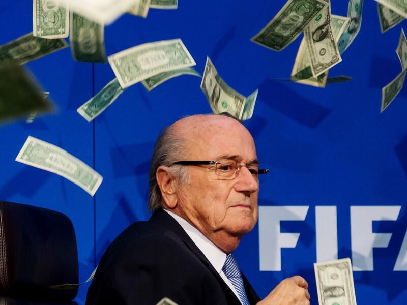 السويسري سيب بلاتر: رئيس فيفا السابق، وأكثر شخصيات كرة القدم فساداً عبر التاريخ، حصل على العديد من الرشاوى خلال رئاسته التي امتدت لـ 17 عاماً، أبرزها تلك المتعلقة بمونديالي 2018 و 2022، أوقف لمدة 6 أعوام.