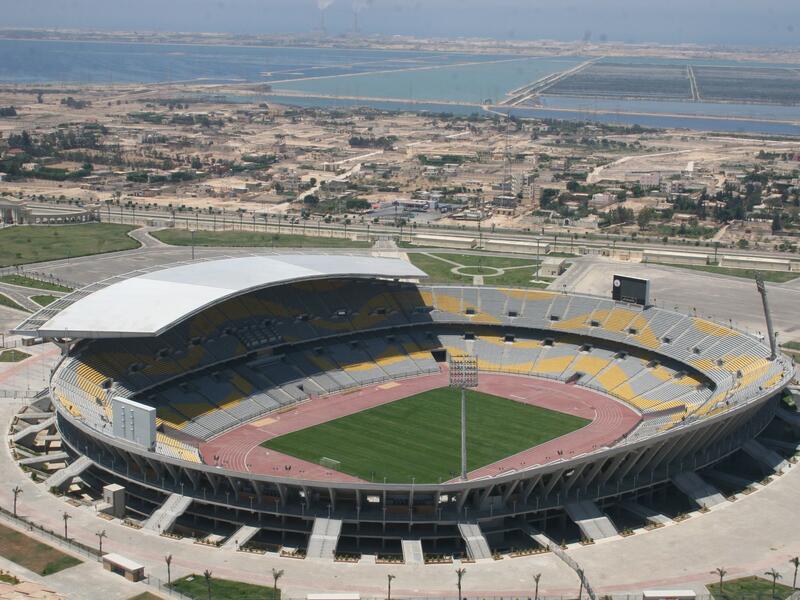 10- ملعب برج العرب في الإسكندرية (مصر) بسعة 86,000 ألف متفرجاً.