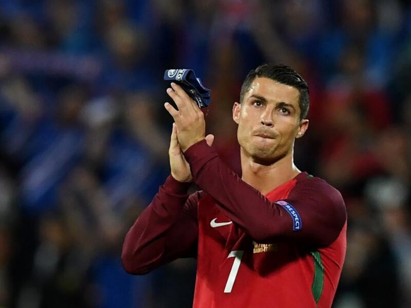 المهاجم البرتغالي كريستيانو رونالدو (ريال مدريد) بطول 185 سم.
