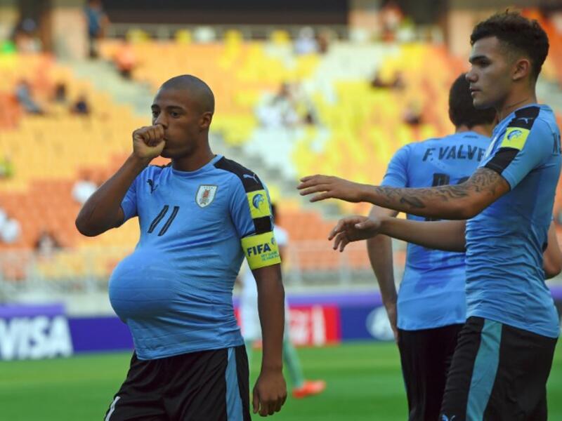 Uruguay's Nicolas De La Cruz (L) celebrates scoring during their U-20 World Cup round of 16 football match between Uruguay and Saudi Arabia in Suwon on May 31, 2017.
JUNG Yeon-Je / AFP
