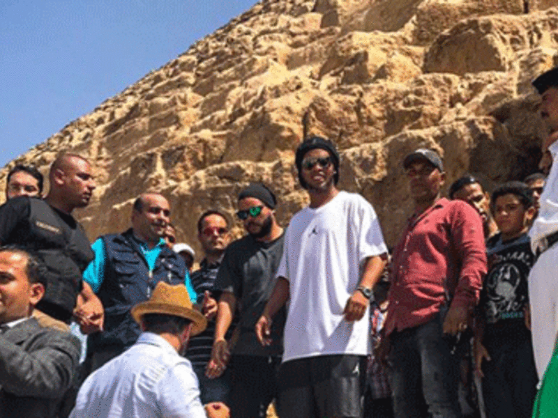 Brazilian football star Ronaldinho visited Cairo pyramids on Wednesday (Photo: Player's official Facebook page) 