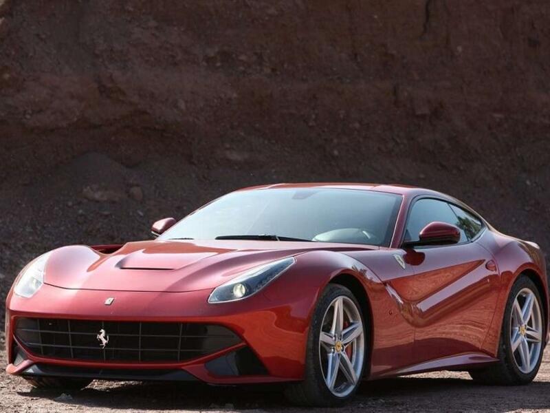 10- المهاجم الإيطالي ماريو بالوتيلي: فيراري إف 12 بيرلينيتو وسعرها 240 ألف جنيه استرليني