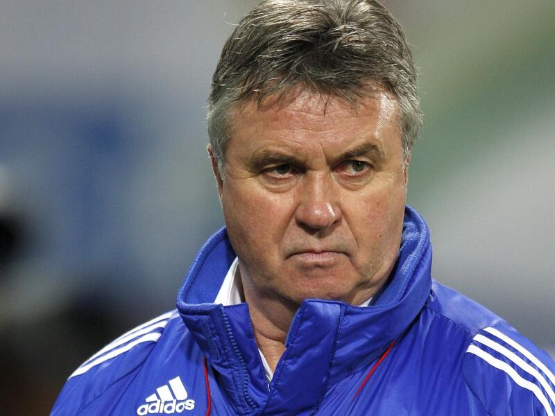 الهولندي غوس هيدينك: حقق العديد من النجاحات، إلا أنه تورط في قضية تهرب ضريبي عندما كان مدرباً للمنتخب الروسي عام 2007، فتم إيقافه 6 أشهر وتغريمه 30 ألف جنيه استرليني بعد تفاديه دفع مليون جنيه كضرائب بداية مسيرته.