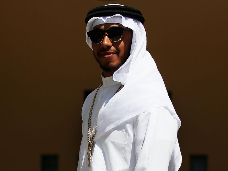 سائق مكلارين مرسيدس البريطاني لويس هاميلتون يرتدي الزي العربي خلال تواجده في البحرين للمشاركة في سباق الجائزة الكبرى لفورميولا 1