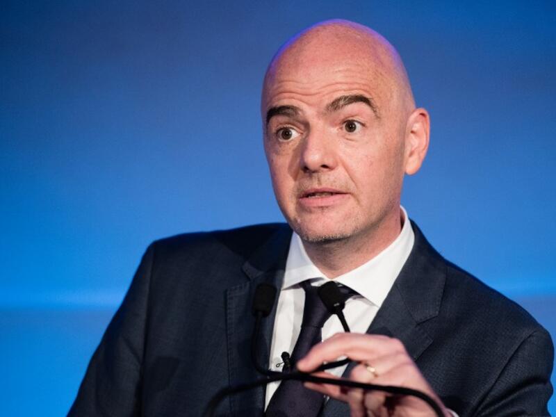 جياني إنفانتينو: لم ينعم بمنصبه في رئاسة فيفا، إذ سرب في الأوراق أنه وقع في 2006 و2007 حين كان مسؤولاً عن القسم القانوني في يويفا عقداً مع مالكي شركة كروس ترايدينغ الذين حصلوا على حقوق البث التلفزيوني لدوري أبطال أوروبا في أميركا الجنوبية، ثم باعوها على الفور بثلاثة أضعاف السعر.