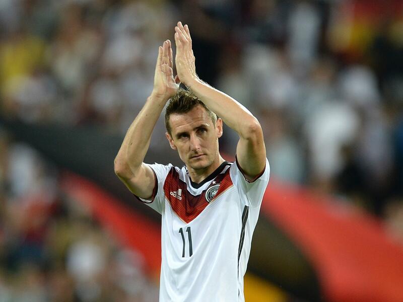 المهاجم الألماني ميروسلاف كلوزه: ولد وترعرع في بولندا، لكنه مثل منتخب ألمانيا ليصنع التاريخ معه