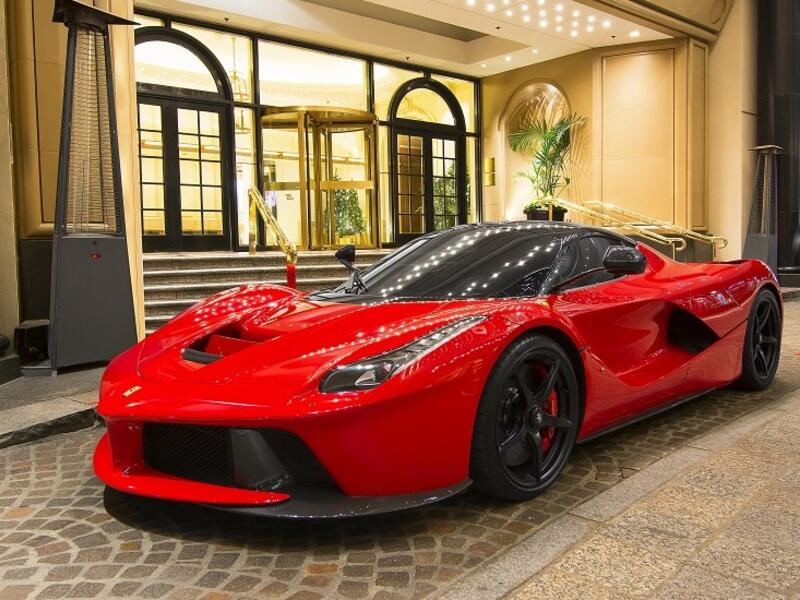 1- البرتغالي كريستيانو رونالدو: فيراري لافيراري 2014 وسعرها مليونا جنيه استرليني