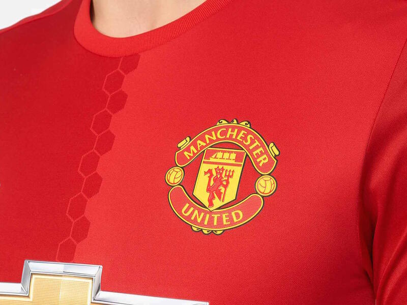 1- مانشستر يونايتد الإنجليزي بمليون و750 ألف قميص في العام الواحد.