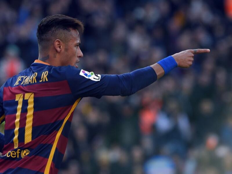 1- المهاجم البرازيلي نيمار: من سانتوس إلى برشلونة مقابل 111.7 مليون يورو عام 2013.