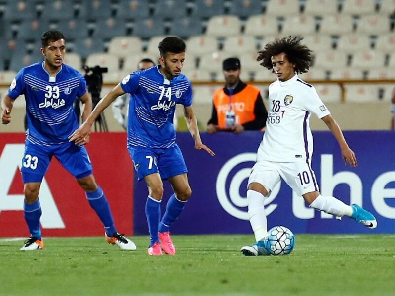 Esteghlal's Mojtaba Haghdust (C) fights for the ball agaisn al-Ain's Omar Abdulrahman (R) during the 2017 AFC Champions League round 16 football match between Iran's Esteghlal FC and UAE's Al-Ain (UAE) FC at the Azadi Stadium in Tehran on May 22, 2017.
STRINGER / afp