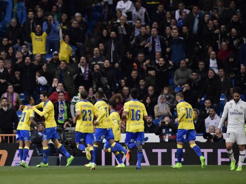 لاعبو لاس بالماس يحتفلون بأحد الأهداف خلال المباراة المثيرة التي جمعتهم بريال مدريد وانتهت بالتعادل الإيجابي 3-3 على ملعب سانتياغو بيرنابيو ضمن الدوري الإسباني.