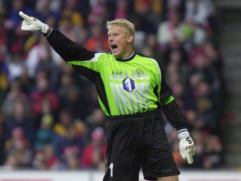 الحارس الدنماركي بيتر شمايكل (غلادساكسي هيرو وهفيدوفري وبروندبي ومانشستر وسبورتنغ لشبونة وأستون فيلا ومانشستر سيتي).