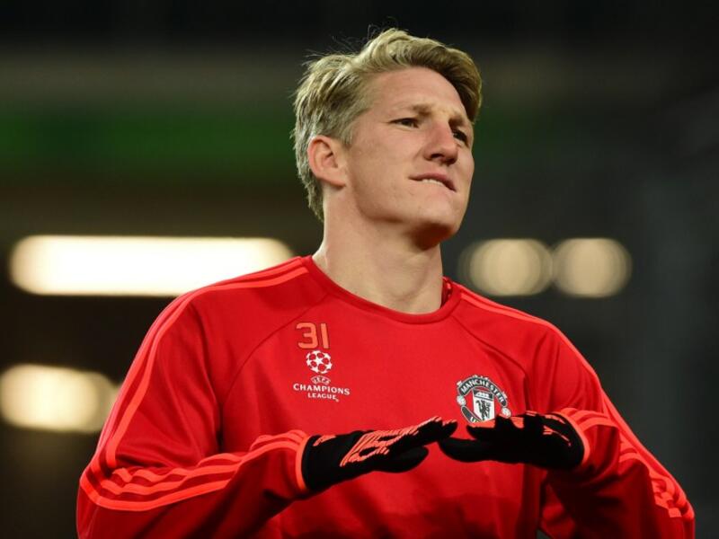 لاعب الوسط الألماني باستيان شفاينشتايغر (مانشستر يونايتد): يتقاضى 18 مليون دولار سنوياً من بينها راتب سنوي تصل قيمته إلى 16 مليون دولار.