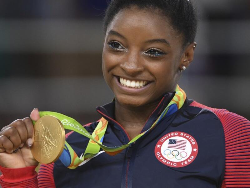 المركز السادس: الأميركية سيمون بايلز (جمباز): رغم قصر قامتها (142 سم)، إلا أن صاحبة الـ 19 عاماً سرقت الأضواء خلال أولمبياد ريو 2016، ليصل عدد متابيعها عبر حسابها على موقع "إنستغرام" لأكثر من 3 ملايين، كما أنها أكثر رياضية تم البحث عنها في جوجل.