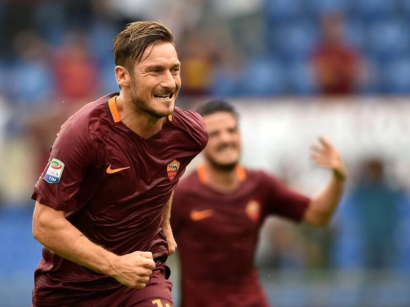 لاعب الوسط المهاجم الإيطالي فرانشيسكو توتي: لعب في صفوف روما لـ 24 عاماً حتى الآن.