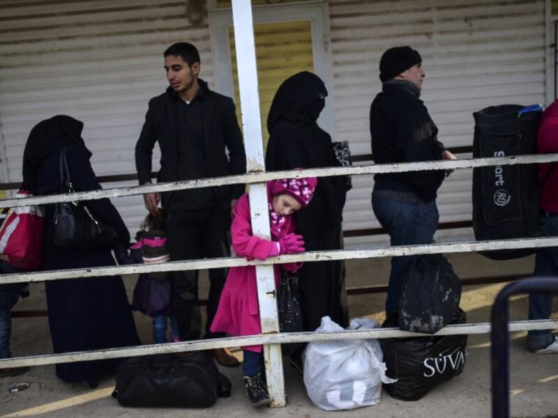 Syrian refugees waiting to cross over the Turkish border. (AFP/Bulent Kilic)
