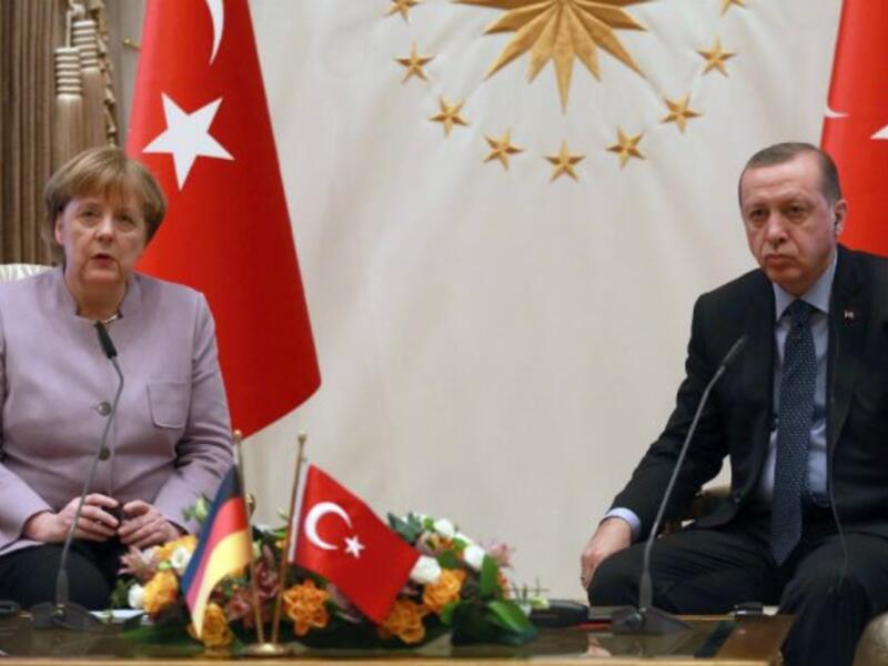 Turkish President Tayyip Erdogan and German Chancellor Angela Merkel at a meeting in Ankara, February 2 2017. (AFP/Adam Altan)