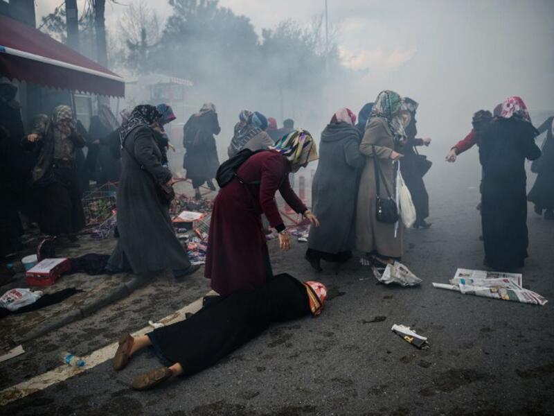 Protesters at the scene of the government raid against Zaman Newspaper. (AFP/File)