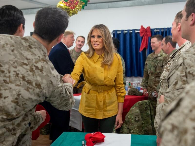 US First Lady Melania Trump greet members of the US military during an unannounced trip to Al Asad Air Base in Iraq on December 26, 2018.
SAUL LOEB / AFP