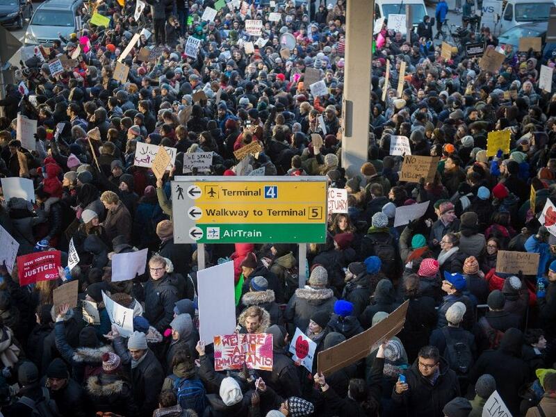 Demonstrators protest Donald Trump's 'Muslim-ban' at airports across the U.S. (AFP/File) 

