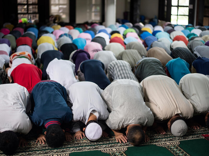 Despite the fact that Muslims commit far fewer attacks, US media coverage increases by an average of four and a half times in those circumstances. (twitter) 