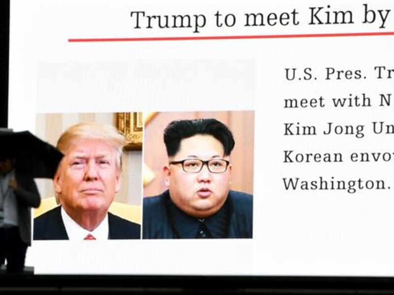 A huge screen flashing a news report in Japan on a possible meeting between US President Donald Trump and North Korean leader Kim Jong-un, March 9, 2018. (AFP/ File Photo)