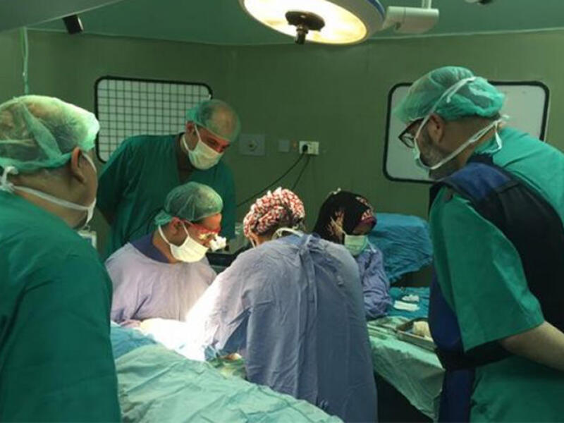 When working in life-or-death situations, you can’t let hunger get in the way. During the Israeli attacks on Gaza last summer, Palestinian surgeons still managed to keep to their fasts, even whilst working long and arduous shifts in difficult conditions, as the IDF dropped bombs outside.
