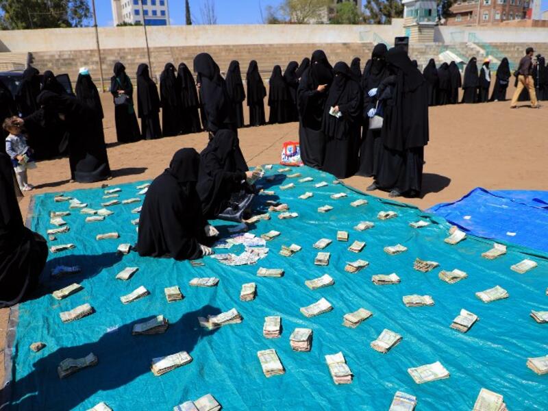 Huthi female supporters collect money to support Huthi militias fighting Saudi-backed Yemeni government forces in the port city of Hodeidah, during a rally in the capital Sanaa on November 10, 2018. 
Mohammed HUWAIS / AFP
