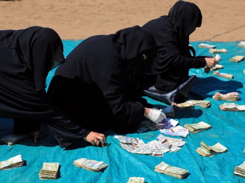 Huthi female supporters collect money to support Huthi militias fighting Saudi-backed Yemeni government forces in the port city of Hodeidah, during a rally in the capital Sanaa on November 10, 2018. 
Mohammed HUWAIS / AFP
