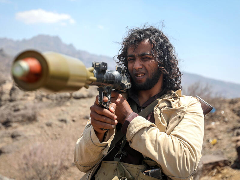 A Yemeni militiaman prepares to fire a rocket propelled grenade during clashes with Houthi rebels in Taiz, April 16 2017. (AFP/Ahmad al-Basha)