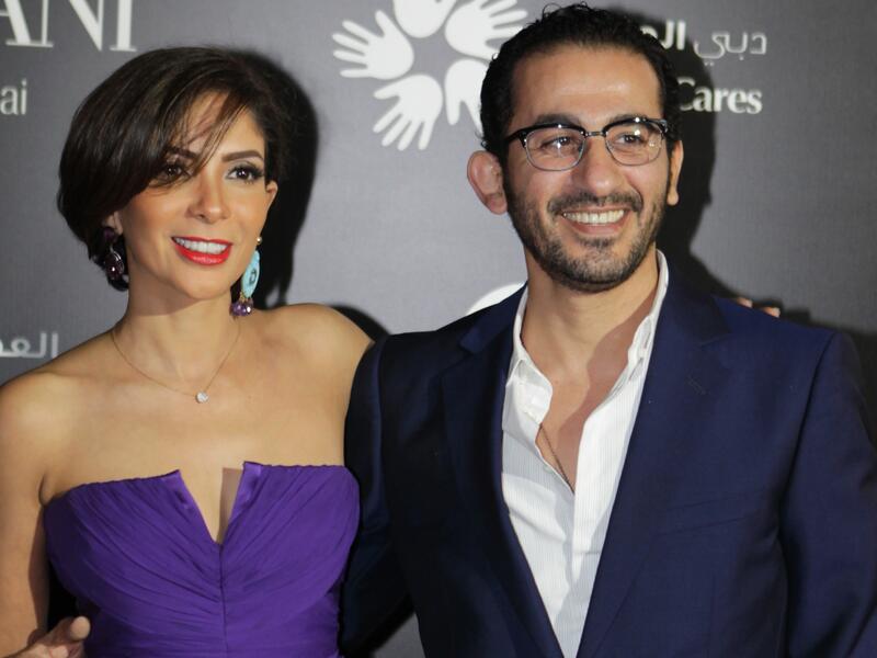 قالت الممثلة منى زكي عن الكوميدي أحمد حلمي وذلك إجابةً عن إشاعات طلاقهما: "ما قدرش، ده الحب كله".
