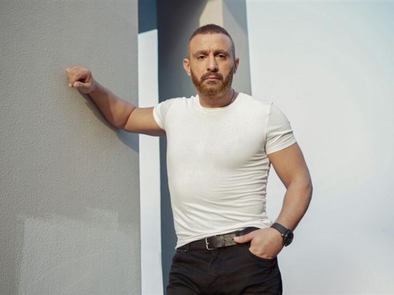 شارك أحمد السقا جمهوره صورة جديدة من كواليس فيلمه الجديد «هبوط اضطراري» قام بنشرها على فيس بوك ويواصل السقا تصوير باقي مشاهد العمل في عدد كبير من شوارع القاهرة حيث انتهى من ما يقرب من تصوير نصف أحداث الفيلم حيث تشاركه الفنانة غادة عادل في معظم مشاهده.