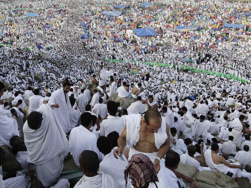 وقت الوقوف بعرفة هو من زوال شمس يوم عرفة إلى طلوع فجر اليوم التالي وهو أول أيام عيد الأضحى، ويصلي الحاج صلاتي الظهر والعصر جمع تقديم بأذان واحد وإقامتين، ويستحب للحاج في يوم عرفة أن يكثر من الدعاء والتلبية.