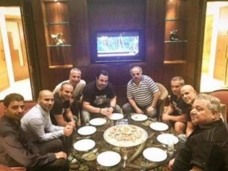 نشر الفنان عاصي الحلاني عبر صفحته الخاصة على احد مواقع التواصل الإجتماعي صورة له وهو يتناول المنسف الأردني مع عدد من الأشخاص معلقاً: "ما في اطيب من المنسف الأردني مع الشباب الطيبة..". يُذكر أن الحلاني أحياء أمس الجمعة، حفلاً في فندق لو رويال في الأردن.