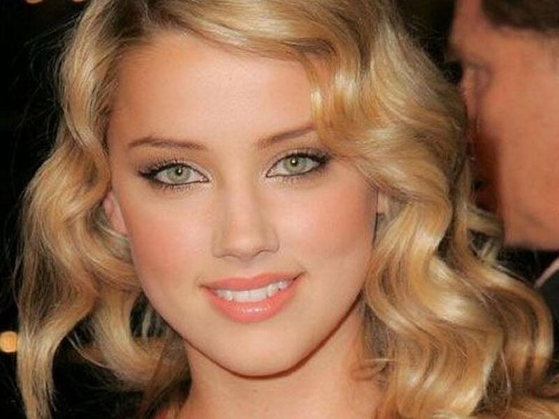 بيكسي لوت هي مغنية إنجليزية، وراقصة وممثلة وأيضا كاتبه أغاني. أول ظهور لها كان عبر ألبومها (ماما دو) الذي صدر في يونيو 2009، وجاءت في المركز الخامس في قائمة أجمل النساء لعام 2016.
