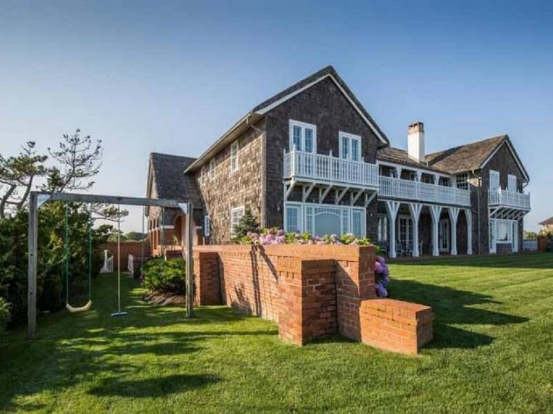 بل كلينتون: يسكن ببلدة إيست هامبتون في نيويورك، في بيت معروض للبيع بمبلغ 32 مليون دولار، يحتوي 8 غرف و9 حمامات، غرفة عشاء رسمية كبيرة، ومسابح تقود مباشرة نحو الشاطئ.