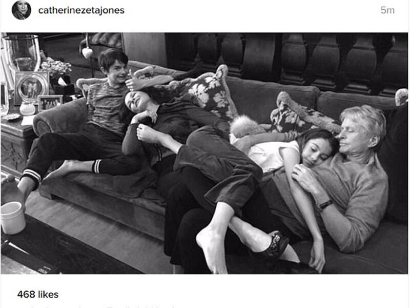 عودتنا النجمة كاثرين زيتا جونز (47 عاماً) على المحافظة على خصوصية حياتها العائلية . لكن في عيد الميلاد المجيد قررت كاثرين ان تنشر صورة عائلية نادرة . وتظهر كاثرين في الصورة برفقة زوجها مايكل دوغلاس (72 عاماً) وإبنيهما ديلان (16 عاماً) وكاريس (13 عاماً).