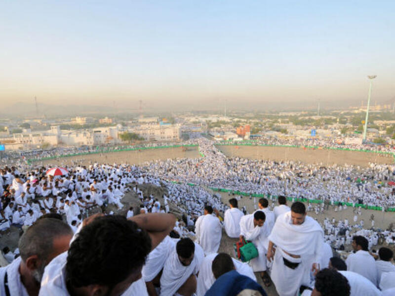 من فضائل يوم عرفة إنه يوم أقسم الله به والصيام فيه يكفر سنتين وأنه اليوم الذي أخذ الله فيه الميثاق على ذرية آدم وانه يوم عتق من النار ومغفرة. ويعد يوم عرفة أحد الأيام العشرة المفضلة في أعمالها على غيرها من أيام السنة
