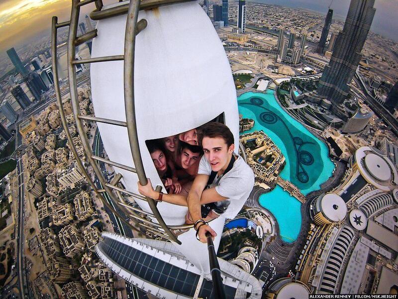 selfies on Dubai skyscraper (verbalistseducation.com)
