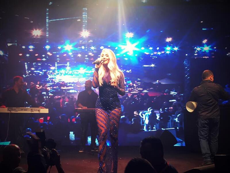 خطفت الفنانة مايا دياب الأنظار بإطلالتها خلال إحيائها حفل في لبنان حيث إرتدت فستاناً جريئاً كشف عن مفاتنها بشكل جذّاب للغاية وأشعلت دياب المسرح بفستان من تصميم رامي القاضي أرفقته بمجوهرات مميّزة كما إعتمدت تسريحة الشعر المموّج مع مكياج السموكي القوي.