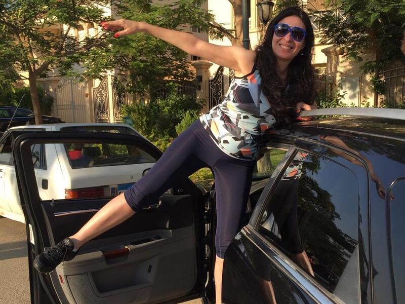 على طريقة محمد رمضان في نشر صورته مع سياراته نشرت دينا على إنستغرام صورة وهي تقف بجانب سيارتها معلقة: “صباح الفل عليكم” وإتهمها البعض بتقليد رمضان الذي كان قد أثار الجدل على شبكات التواصل الاجتماعي بعدما نشر صوره بجوار سيارتين لامبورغيني افنتادور ولزرويس غوست.