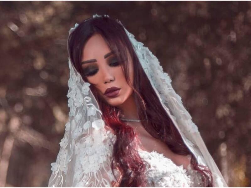 توفيت دينا هارون يوم 8 اكتوبر بعد ادخالها  للمستشفى بأيام أثر مشكلة في معدتها، وقالت بعض المصادر أن الراحلة أصيبت بجرثومة خلال اجرائها عملية الزائدة.