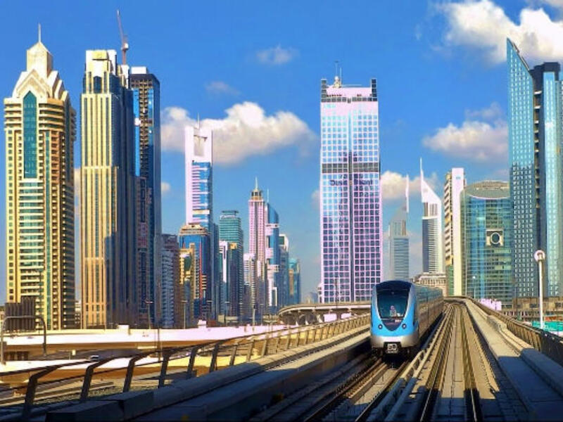 في 9 سبتمبر 2009، افتتح "مترو دبي" وهو شبكة مترو آلي بدون سائق، تهدف الى التخفيف من حدة الازدحام المروري، وتخفيض الوقت المستغرق أثناء التنقل بالمواصلات.