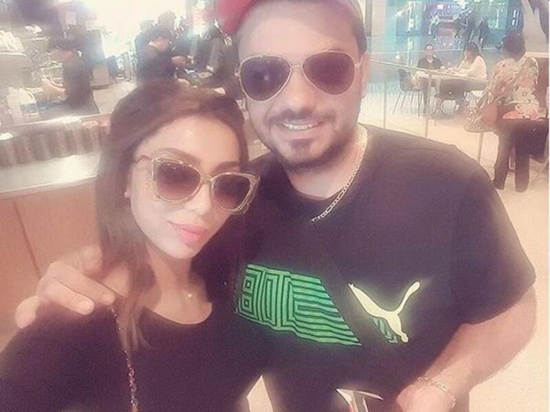 نشرت دنيا بطمة صورة جديدة جمعتها بزوجها محمد الترك عبر انستقرام معبرة عن إعجابها لفقدانه بعضاً من وزنه معلقة: “غرامي انت واجمل مصير راضي لأجلك اصير مقيد بك اسير مجنون حبي لك ماله حد مابي غيرك احححد انا اعشقك للأبد بجننون فديت الضعفان انا”.