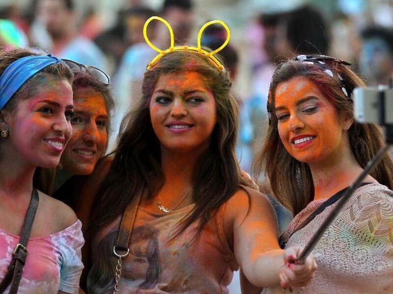 People take part in the International Color Festival in Amman, Jordan, on Aug 2, 2014. (Xinhua)