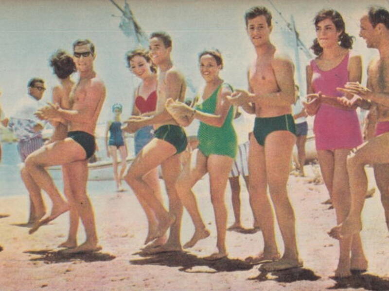 Women and men embrace the summer heat at a beach in 1964. (Image: Egyptian Streets)