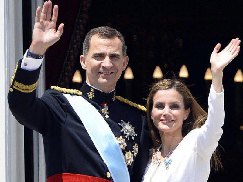 ملك إسبانيا فيليب السادس والملكة ليتثيا: قلبت قصة الحب هذه عادات وتقاليد العائلة الملكية الإسبانية، فقد كانت الملكة ليتيثيا مراسلة أخبار من عائلة متوسطة، التقت ولي العهد في موقع لتسرب النفط في شمال إسبانيا ثم بدأت قصة حبهما.
