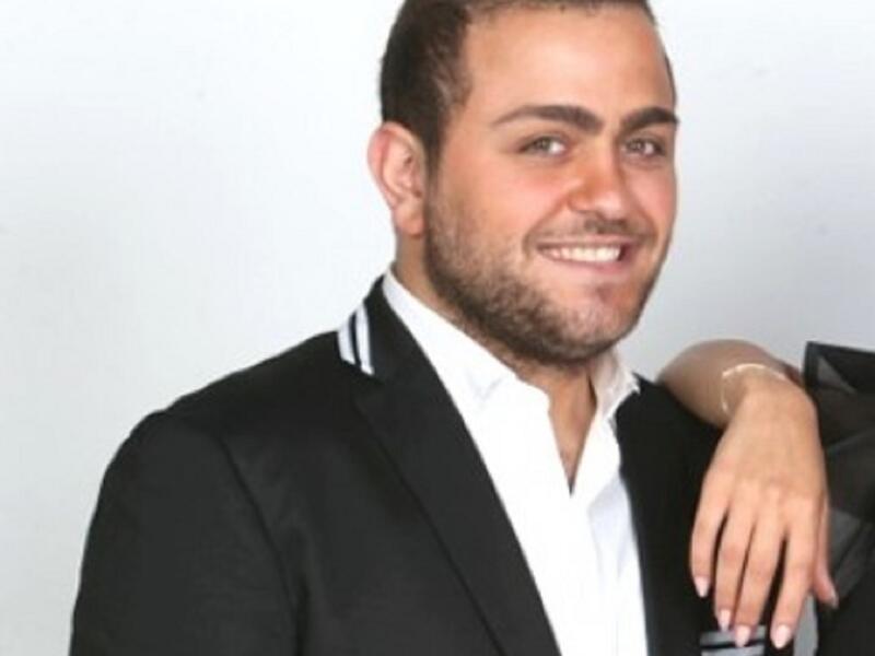 الاعلامي فراس حليمي ردّ على أحلام مغرّداً “اذا نقابة الفنانين المحترفين عندها احترام لنفسها بتمنع دخول أحلام عبيروت”. من جهتها، أجابته أحلام “وين نقابه الفنانين المحترفين لما الزبالة اللي في لبنان تسي لبنت الامارات نايمين والا انتوا على راسكم ريشه”.