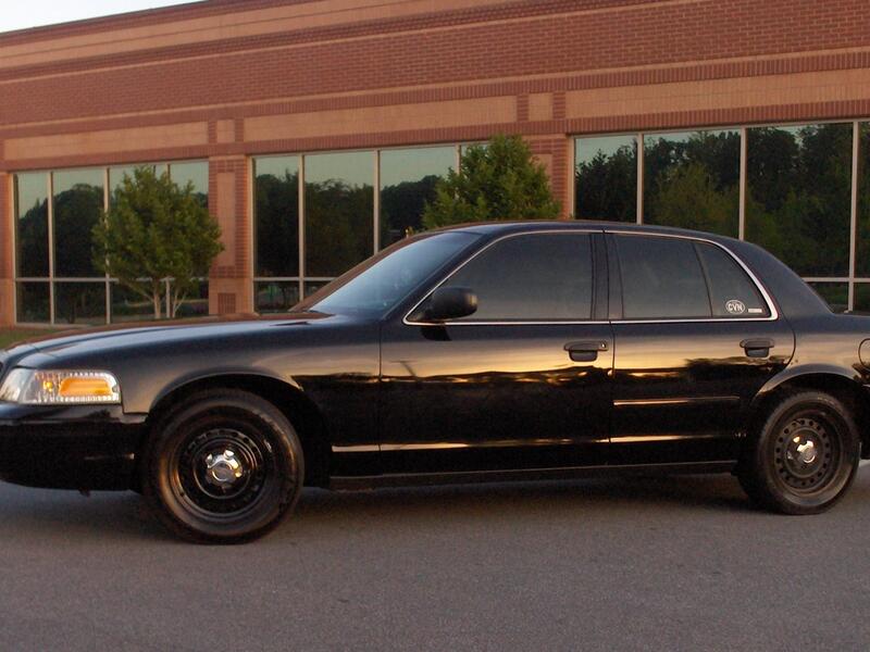 الكويت: فورد (كراون فيكتوريا) يعشقها أهل الكويت فهي رفيقة دربهم لفترة طويلة من الزمن، وقد يكون سعر البنزين المنخفض مقارنة بالدول الأخرى سببا في شعبيتها خصوصا وأنها مريحة وسلسلة على الطريق.